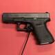 Víctima del ataque del metro en Nueva York demanda a Glock, fabricante del arma del tiroteo