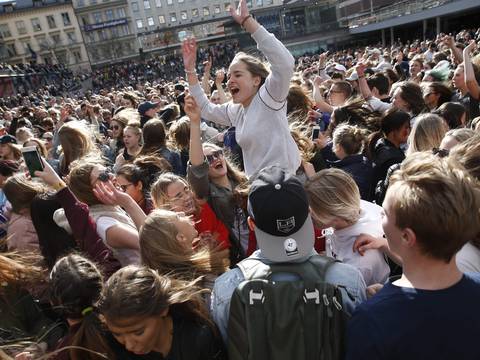 Miles de fans de Avicii se reunieron en Estocolmo para homenajear al DJ