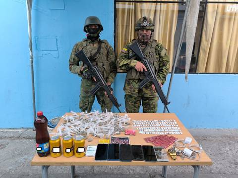 Hallan granadas, pistola, municiones y celulares en complejo carcelario de Guayaquil 