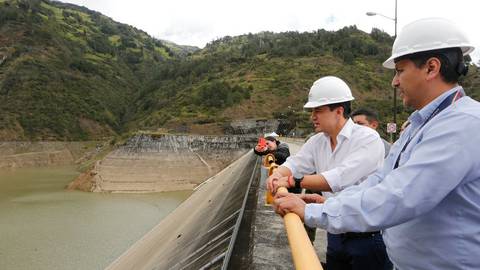Presidente Daniel Noboa recorrió hidroeléctrica Mazar que recuperó alrededor de 18 metros, el 35 % del volumen útil del embalse