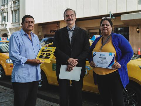 Taxistas aprenden sobre la historia de la ciudad para mejorar su atención a los turistas en Guayaquil