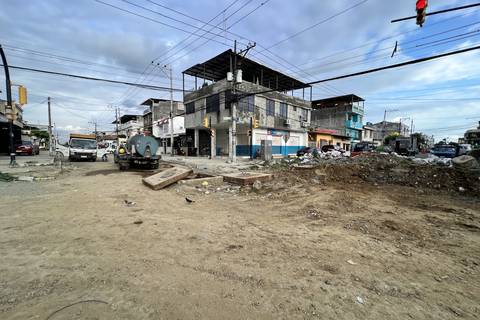 ‘Estamos sobreviviendo’, dicen dueños de  negocios de la calle Argentina, que tiene  una larga reconstrucción