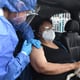 Adultos mayores y personas con discapacidad son vacunados en sus vehículos en Quito