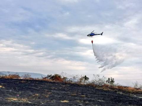 Se usa helicóptero en incendio forestal en Socio Vivienda 1