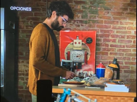 ¿De qué se trata ‘Pared con pared’? La película de Netflix protagonizada por Aitana muestra los cotizados robots de un creativo ecuatoriano