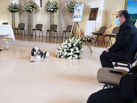 Partida de sacerdote Jimmy Arias conmueve a lojanos; su mascota lo acompañó hasta el final