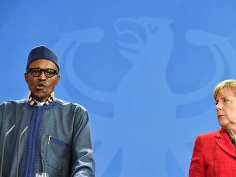 Presidente de Nigeria dice ante Ángela Merkel que el lugar de su mujer es la cocina