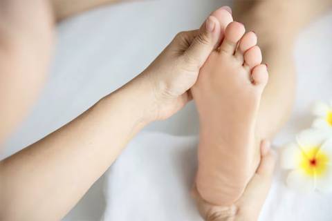 Así es el inusual síntoma de cáncer que puede comenzar debajo de las uñas o dedos del pie