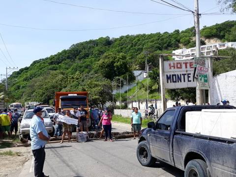 Pobladores de San Vicente cierran vía por falta de agua potable