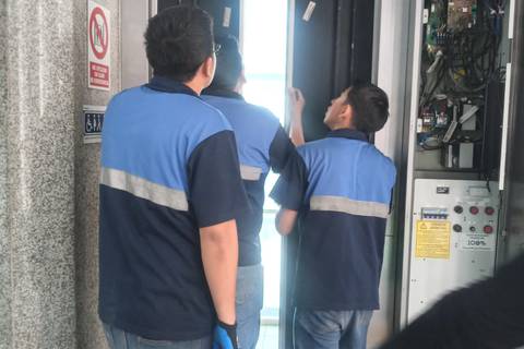 Un bebé y un adulto mayor, entre los rescatados luego de quedar atrapados en un ascensor de la Aerovía
