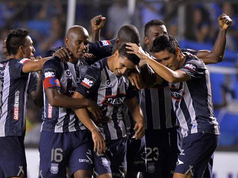 Azules avanzan en la Sudamericana gracias al Vikingo Giménez 