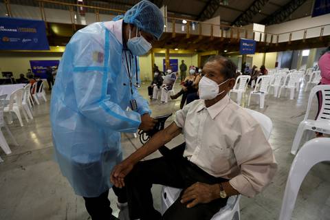 ISSFA convoca a cinco mil pensionistas y dependientes mayores de 65 años a vacunarse contra el COVID-19
