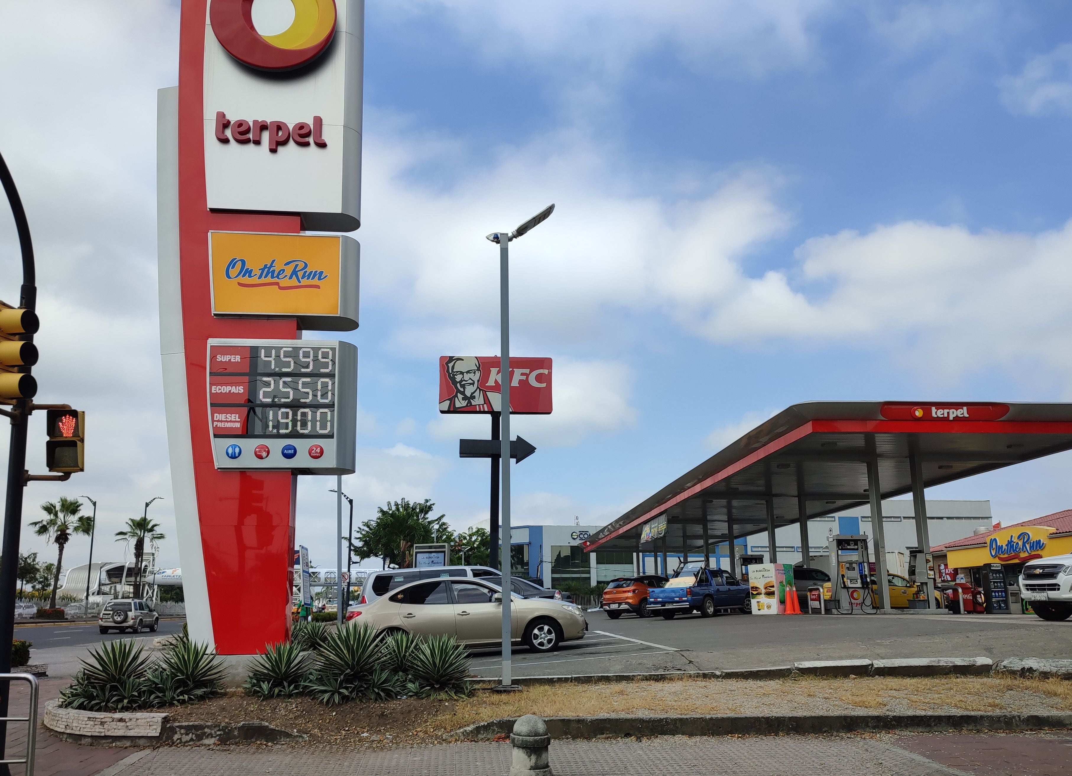 Un galón de diésel se paga a medias entre el consumidor y el Estado en Ecuador; el subsidio sigue al alza