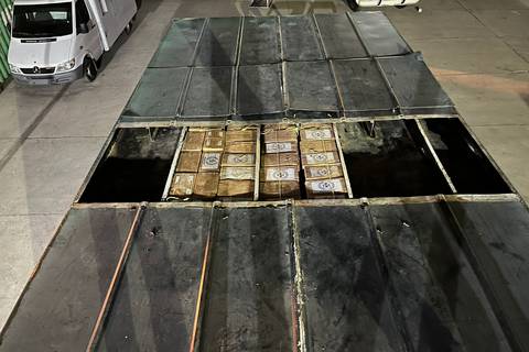 Policía halló 300 kilos de cocaína en techo falso de furgón que circulaba por Durán 