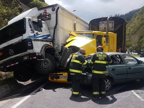 Al menos once vehículos involucrados en accidente en cercanías de Nayón