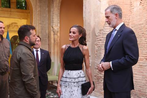 La reina Letizia deslumbra en Cumbre Europea con un traje de dos piezas y detalles en transparencia de Carolina Herrera que ya había estrenado en el 2018 en un viaje a Estados Unidos