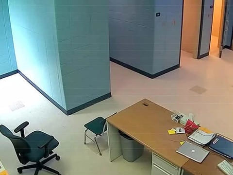 Un niño de siete años les dijo a sus padres que una sala de la escuela le daba miedo, y la familia se horrorizó al ver este video