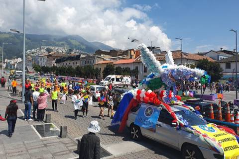 Carnaval en Quito: zanqueros, teatro, danza y música