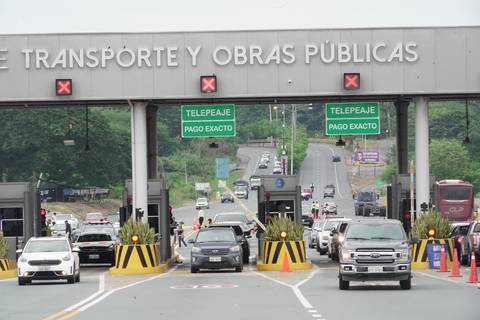 Por fin de feriado, diez casetas de peaje se habilitan para agilizar retorno de viajeros en peaje de vía Santa Elena-Guayaquil