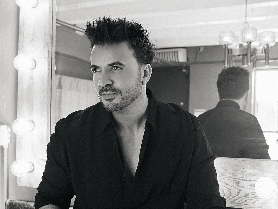 Find out what Luis Fonsi does in bed in the morning, who reveals how he makes his decisions. Does he listen to his heart or reason?