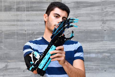 ‘Hand Solo’ (David Aguilar), joven español  que construye  prótesis con Lego
