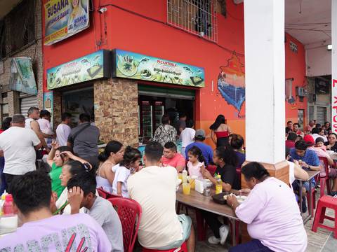 ‘Quemamos el viejo y a la 01:00 empezamos a preparar el encebollado’: picanterías de Guayaquil con alta demanda tras festejo de Año Nuevo