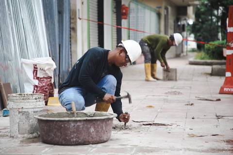 En seis sectores de Guayaquil se repone porcelanato en mal estado