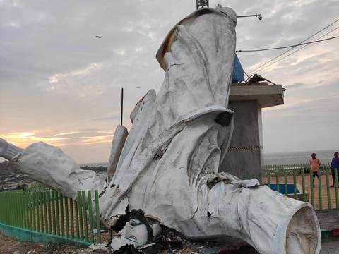 Fuertes vientos causaron caída de monumento a Cristo Redentor en Rioverde, Esmeraldas