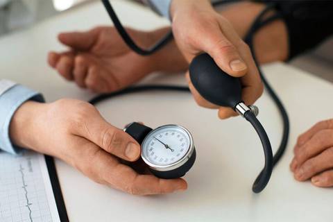 Cuándo se considera presión arterial baja y cuáles son sus síntomas