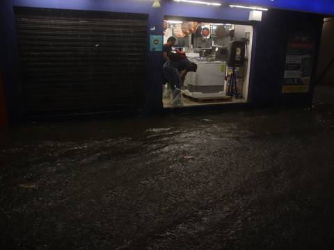 Intensa lluvia dejó pérdidas en ventas y mercadería para comerciantes de la avenida José Luis Tamayo, en el norte de Guayaquil  