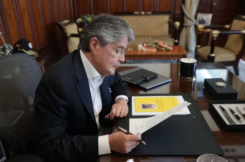 Cambios en el gabinete de Guillermo Lasso serían para ‘refrescar’ y superar el revés de la consulta popular, pero no son suficientes, según analistas políticos
