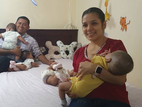 ‘Al mes y medio de embarazo nos dijeron que venían cuatro bendiciones, lloran los cuatro a la vez, yo me pongo a llorar con ellos’: la caótica felicidad de una madre de cuatrillizos en Ecuador