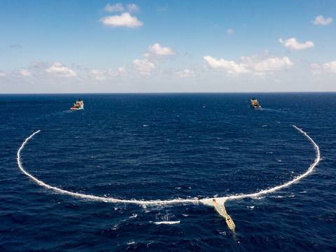 Así es la nueva y gigantesca red que captura plásticos en el océano