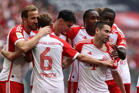 Bayern Múnich cumple y pospone al menos un día el título del Bayer Leverkusen de Piero Hincapié