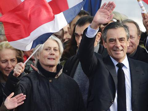 Francois Fillon dice que no renunciará a candidatura en Francia pese a presión