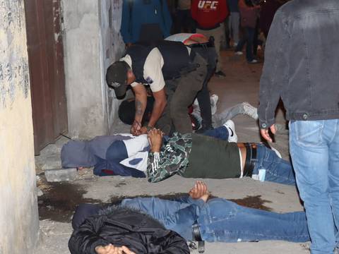 Nueve personas que pretendían asaltar clínica privada y gasolinera fueron detenidas en Latacunga
