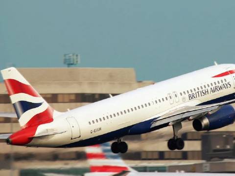 “Lo más aterrador, sus ojos estaban muy abiertos y el cuerpo doblado hacia arriba”: el escalofriante caso del piloto de la British Airways que fue succionado por la ventana de la cabina a 17 mil pies y sobrevivió