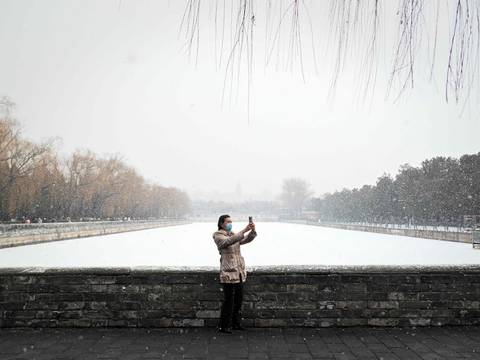 Cae nieve en Pekín a dos semanas del inicio de los Juegos de Invierno