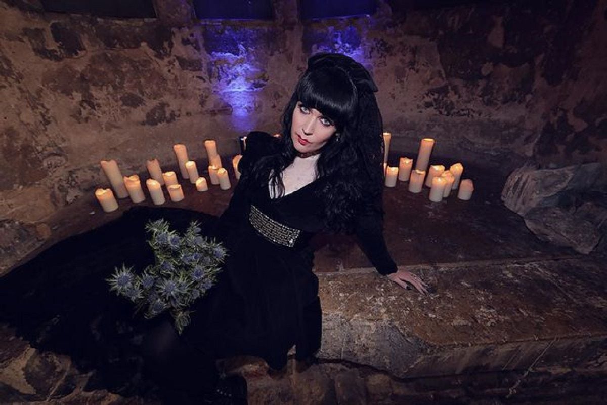 “Mi mayor temor es que me mate”: Se casa con el fantasma de un soldado muerto hace 100 años y a su boda “asistieron” los espíritus de Marilyn Monroe, Elvis Presley y William Shakespeare