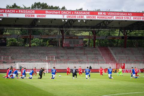Bundesliga: Un árbitro y sus asistentes se unieron al gesto contra el racismo por la muerte de George Floyd