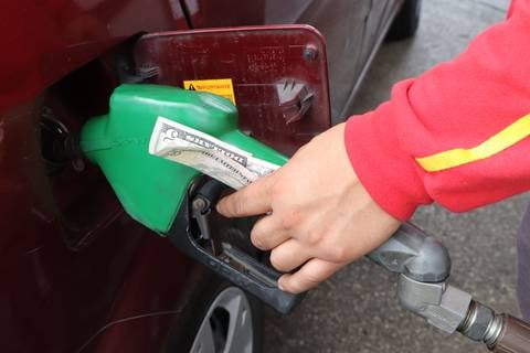 Inflación de abril fue seis veces más alta empujada el alza del IVA en vehículos y combustible