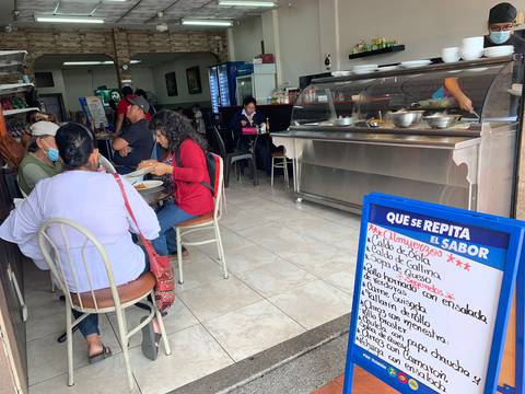  ‘Con dos dólares comemos mi hija y yo, busco lo más barato’: así es la búsqueda de almuerzos de bajo costo en las calles de Ecuador