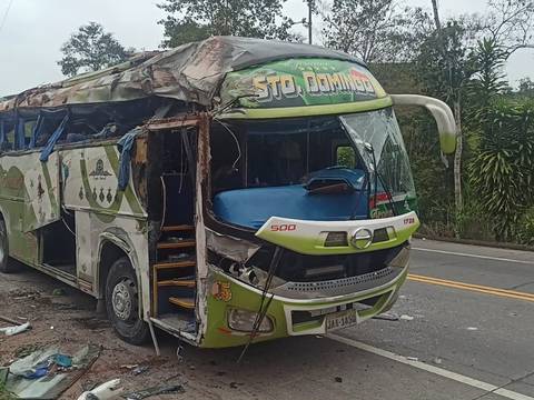 Bus que cubría ruta de Santo Domingo a Chone se accidentó; hay 5 muertos y 17 heridos