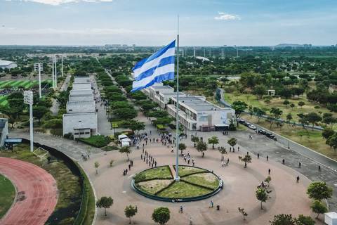 Bandera gigante de Guayaquil se instaló en el parque Samanes