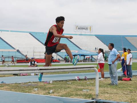 Atletismo azuayo celebró récord de Diego Arévalo