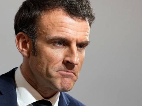 Presidente francés adopta reforma a pensiones sin voto de diputados