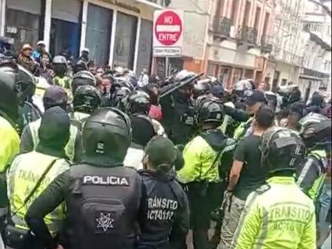 Policías y agentes metropolitanos de Quito protagonizaron un enfrentamiento en el centro histórico