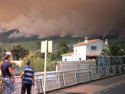 Incendio en la isla española de Tenerife sigue sin control y vive uno de los peores desastres en 40 años