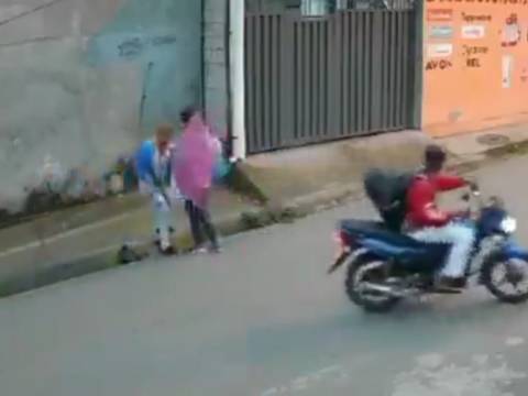 Sujetos en moto roban a hombre que llevaba a menor en brazos, en el noroeste de Guayaquil