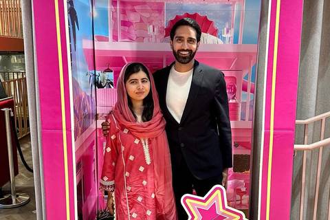 ‘Esta Barbie ganó un premio Nobel’, Malala Yousafzai se hace un selfi con su esposo en la caja rosada